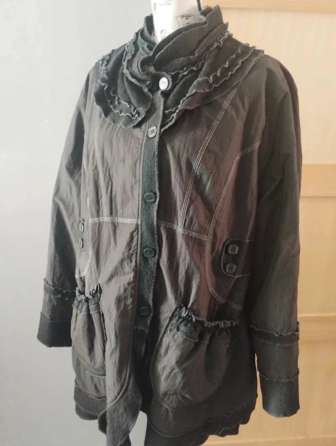Manteau femme noir , original avec un dessin au dos, T46 , S.quise